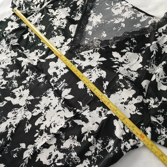 Tea Rose Womens Black Floral Blouse Size 3X Lace V Neck Trim Fluter Sleeve - Picture 7 of 10